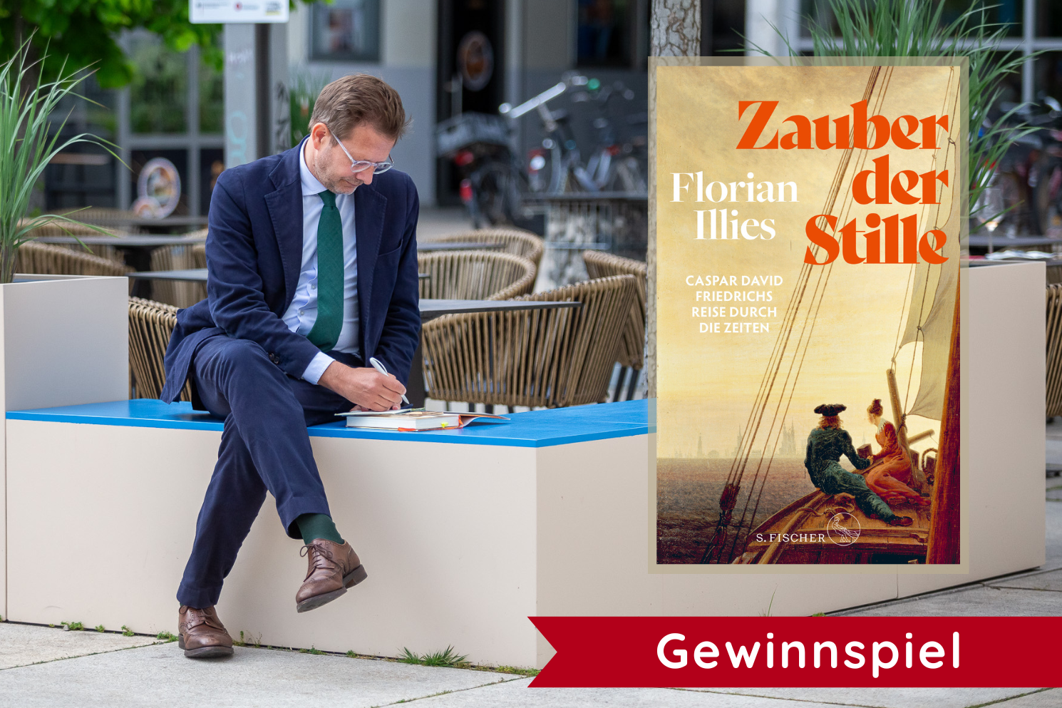 Florian Illies sitzt auf einer Bank und Schreibt in ein Buch, das vor ihm liegt. Links im Bild sieht man das Buchcover von "Zauber der Stille", darunter steht in weiß auf einem roten Banner "Gewinnspiel"
