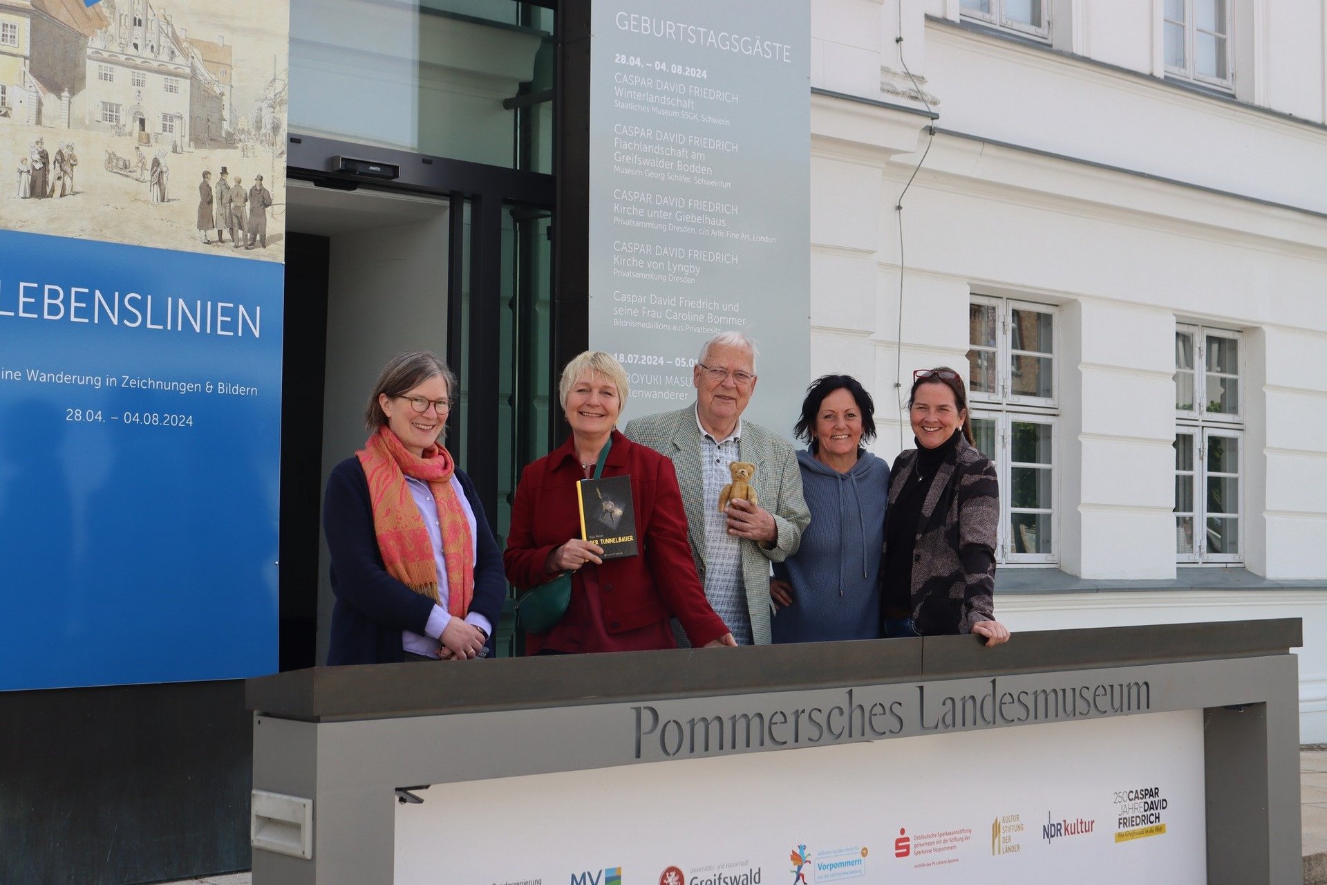 Autorin Maja Nielsen und Zeitzeuge Joachim Neumann stehen mit den Gastgebern vor dem Pommerschen Landesmuseum.